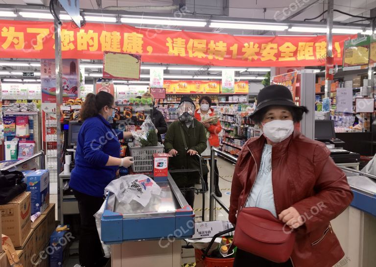 场景类：新冠疫情防控期间，市民在超市购物